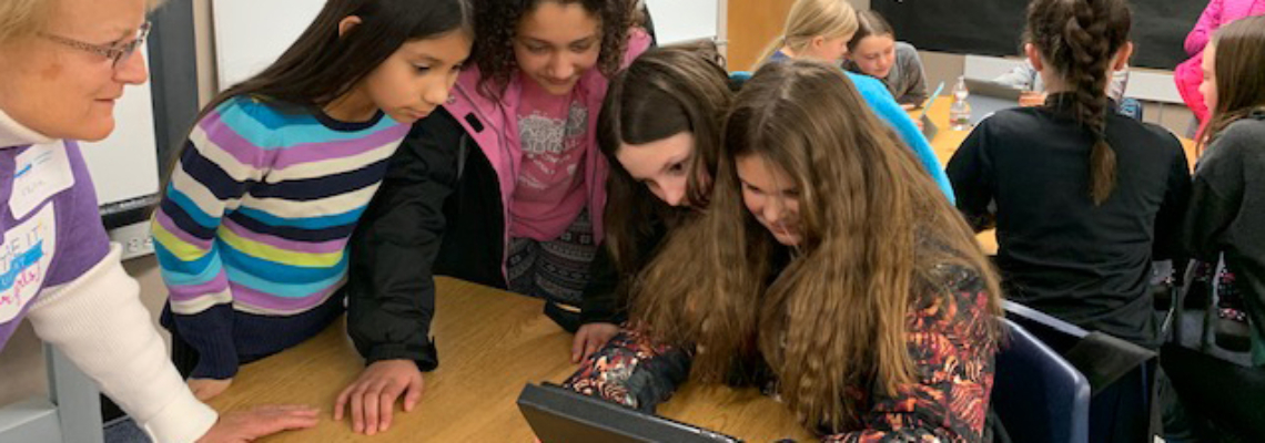 girls learning to code