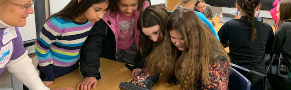 girls learning to code
